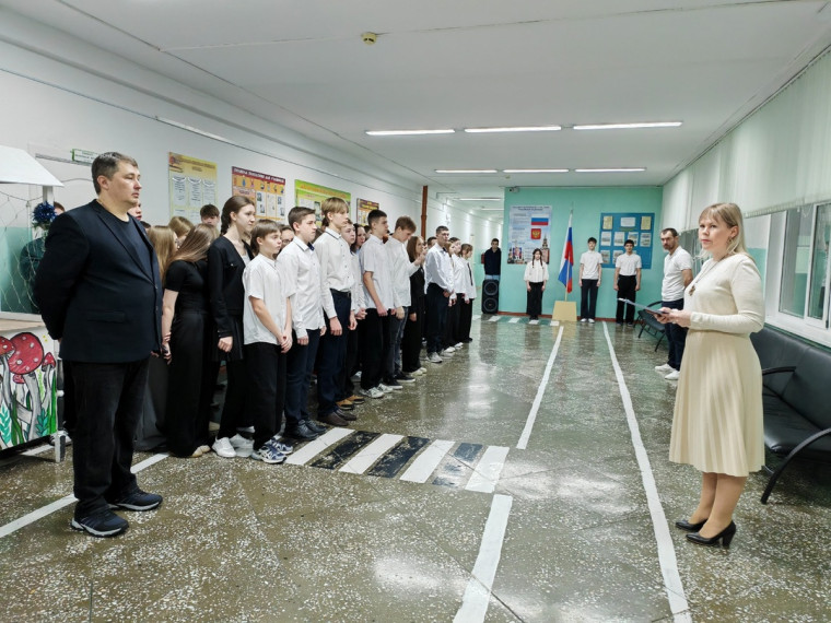 Сегодня прошла торжественная линейка, посвящённая открытию Года защитника Отечества..